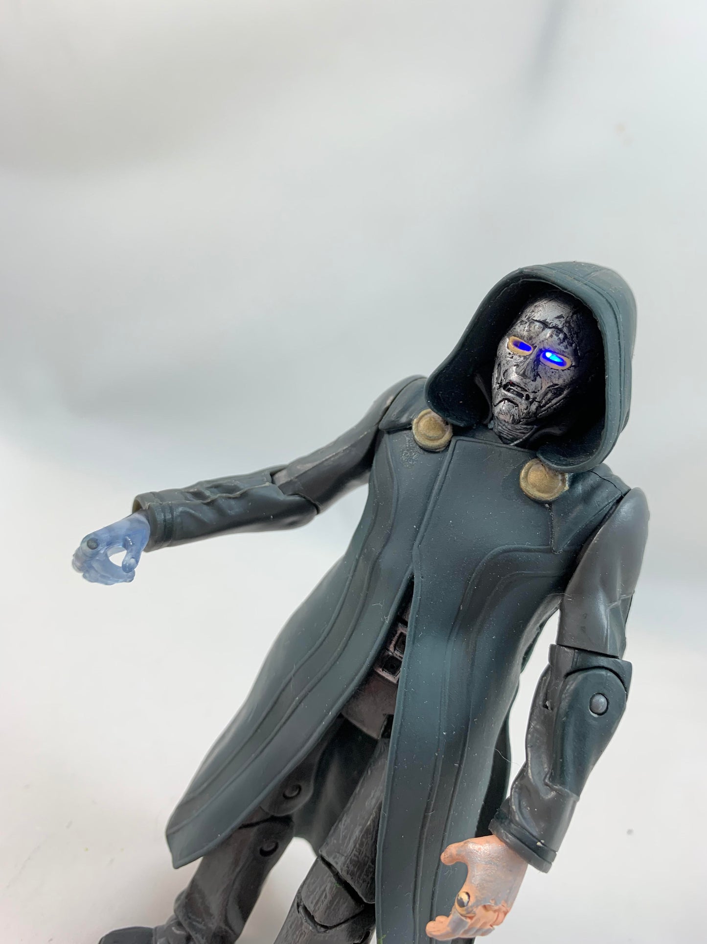 Toy Biz Fantastic Four Movie Electric Power Doctor Doom 2005 with light up eyes hands (working order) - Loose